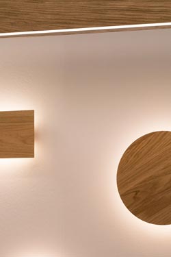 Liiny rectangular wall lamp in oak wood 68cm. Trilum. 