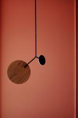 Ballon suspension en bois de noyer et acier noir 68cm. TUNTO. Ballon suspension en bois de noyer et acier noir 68cm. TUNTO.