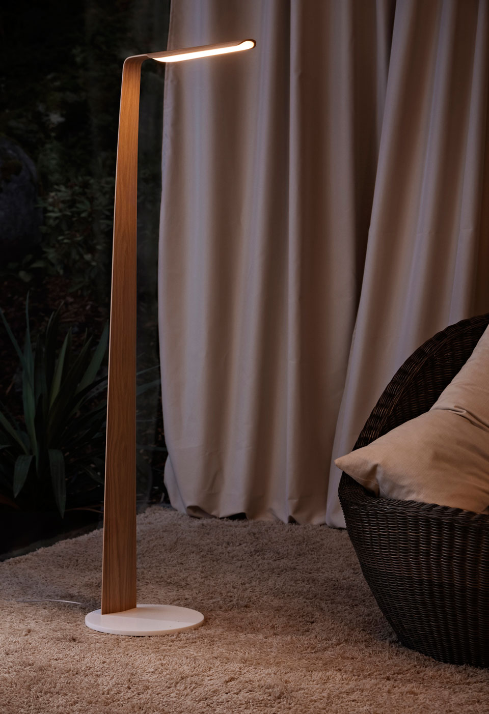Wooden floor lamp with integrated LED Swan Tunto made in