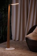 Lampadaire en bois et LED intégré Swan . TUNTO. Lampadaire en bois et LED intégré Swan . TUNTO.