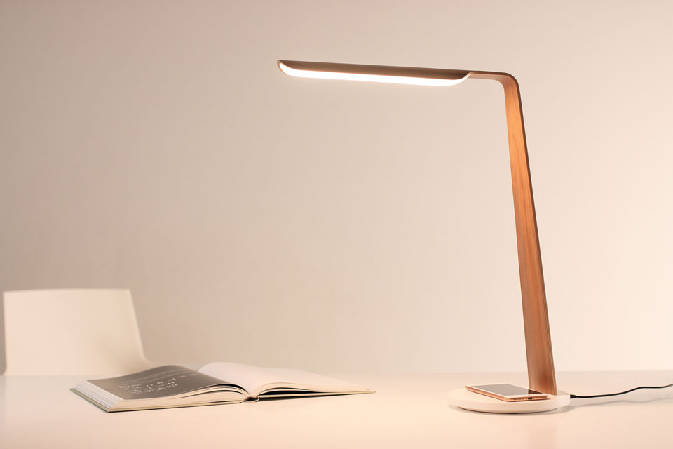 Lampe de table design scandinave en bois Swan. TUNTO. 