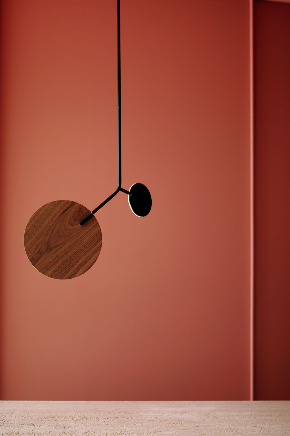 Balloon pendant lamp in hazel wood and black steel 68cm. TUNTO. 