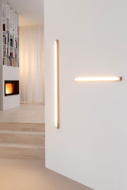 Led40 linear wall lamp in oak 160cm. TUNTO. 