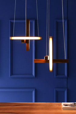 LED40 suspension scandinave en croix en bois de noyer. TUNTO. 