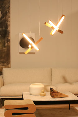 LED40 suspension scandinave en croix en bois de noyer. TUNTO. 