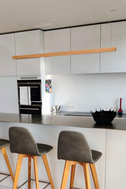 Led40 linear pendant lamp in oak 160cm. TUNTO. 