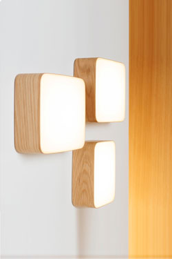 Cube small rectangular wooden wall light . TUNTO. 