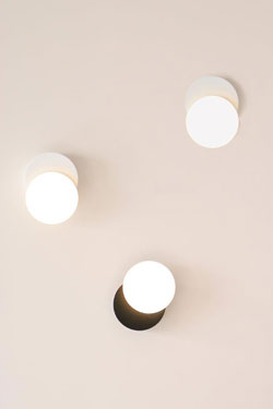 Dot01 round white wall light. TUNTO. 