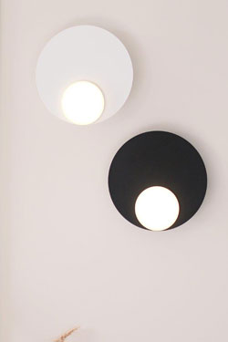 Dot05 minimalist black disc light. TUNTO. 