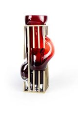 Vase haut Freedom en verre soufflé rouge grenat. Vanessa Mitrani. Vase haut Freedom en verre soufflé rouge grenat. Vanessa Mitrani.
