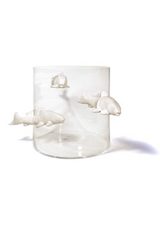 Vase No Limit cylindrique et petits poissons blancs. Vanessa Mitrani. 
