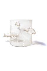 Vase No Limit cylindrique et petits poissons blancs. Vanessa Mitrani. Vase No Limit cylindrique et petits poissons blancs. Vanessa Mitrani.