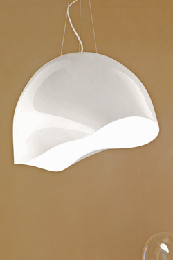 Grande suspension globe aplati en verre opaline blanc Ninfea. Vistosi. 