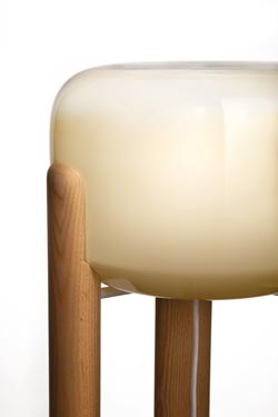 Lampadaire en bois naturel et verre ambré Sata. Vistosi. 