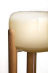 Lampadaire en bois naturel et verre ambré Sata. Vistosi. 