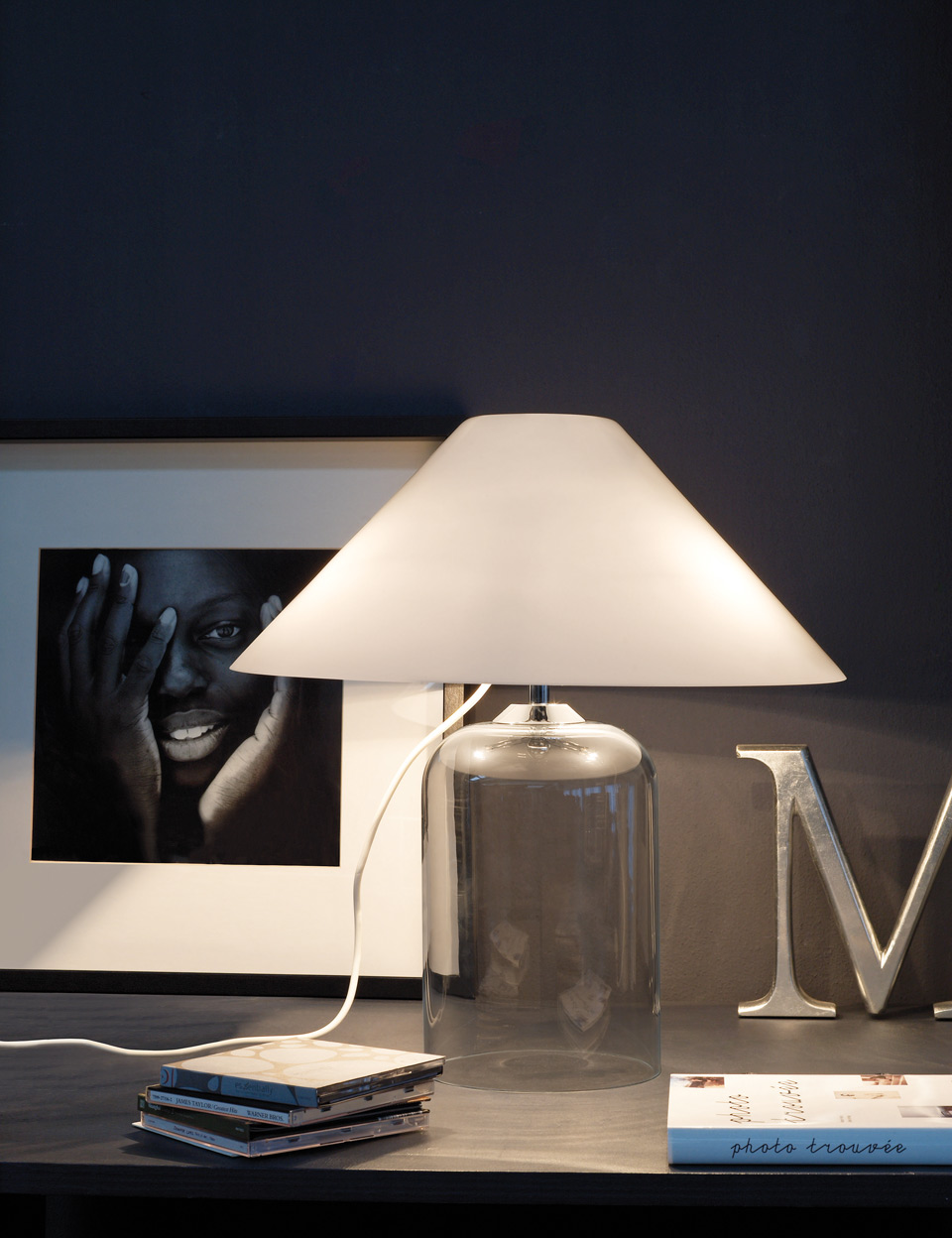 Lampe de table avec abat-jour en verre de Murano opale blanc Alega LT. Vistosi. 