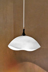 Petite suspension globe aplati en verre opaline blanc Ninfea. Vistosi. 