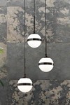 Suspension sur tige en métal noir et boule blanche en verre opale - Atelier  Areti luminaires design en cristal et en métal - Réf. 17060217 - mobile