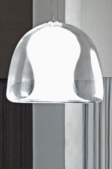 Suspension en verre de Murano transparent, intérieur en verre soufflé satiné blanc Naranza - Petit modèle . Vistosi. 