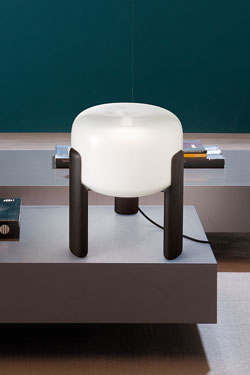 Sata white glass tripod table lamp. Vistosi. 