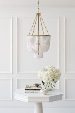 Jacqueline lustre classique et perles blanches. Visual Comfort&Co.. 