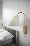 Applique orientable dorée style Années 50 Kinsley. Visual Comfort&Co.. 