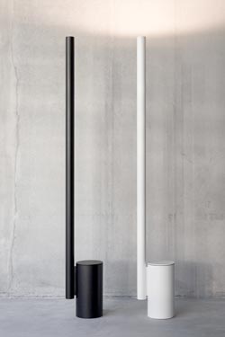 Alto lampadaire noir minimaliste à éclairage indirect . Watsberg. 